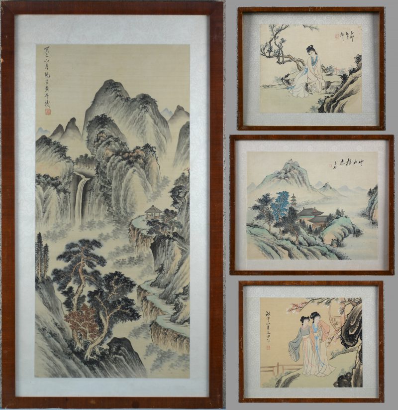 Vier Chinese taferelen op zijde: een groot landschap met waterval (75 x 35 cm), een klein landschap (13 x 18 cm), twee voorstellingen van geishas (18 x 22,5 cm).