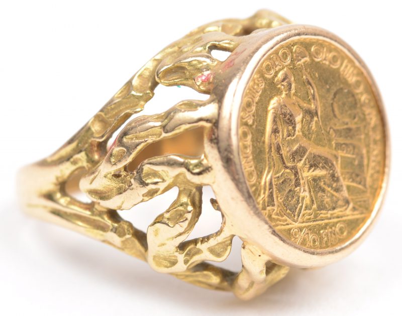 1 gouden ring (18 K) met ajourwerk met een munt van 5 Soles. Au 22 K. Peru, omstr. 1960.