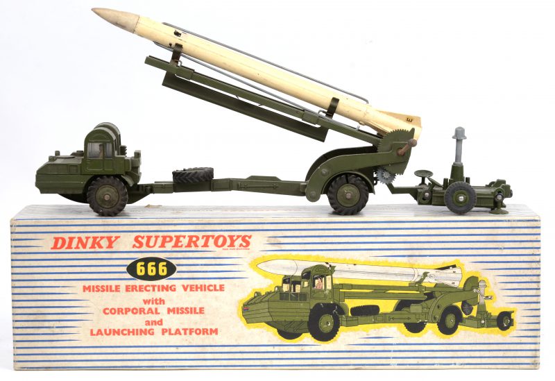 “Missile erecting vehicle with corporal missile and launching platform”. Een schaalmodel in originele doos. No. 666.