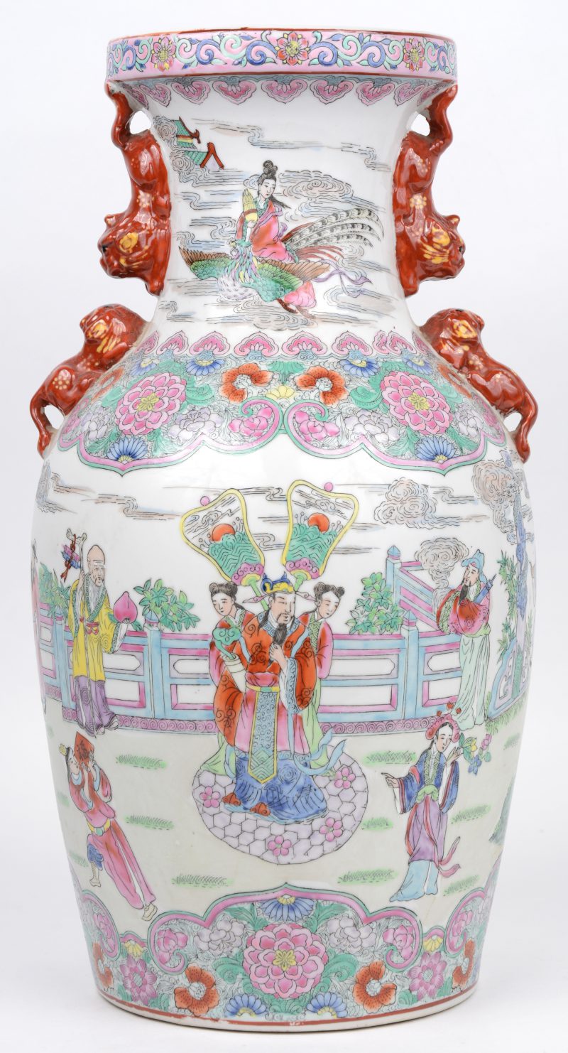 Een kleine balustervaas van Chinees porselein met meerkleurig decor van diverse personages en bloemen. Onderaan gemerkt.