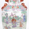Een kleine balustervaas van Chinees porselein met meerkleurig decor van diverse personages en bloemen. Onderaan gemerkt.