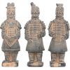 Een lot van vijf krijgers en een paard van terracotta naar voorbeeld uit de tombe van Keizer Shi uit de Qin-dynastie. In twee etuis. Bijgevoegd een recente Chinese waaier.