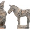 Een lot van vijf krijgers en een paard van terracotta naar voorbeeld uit de tombe van Keizer Shi uit de Qin-dynastie. In twee etuis. Bijgevoegd een recente Chinese waaier.