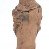 Een mannelijke staande Komafiguur op zwart marmeren sokkel. Noord Ghana, mogelijk XVIIde eeuw of vroeger.