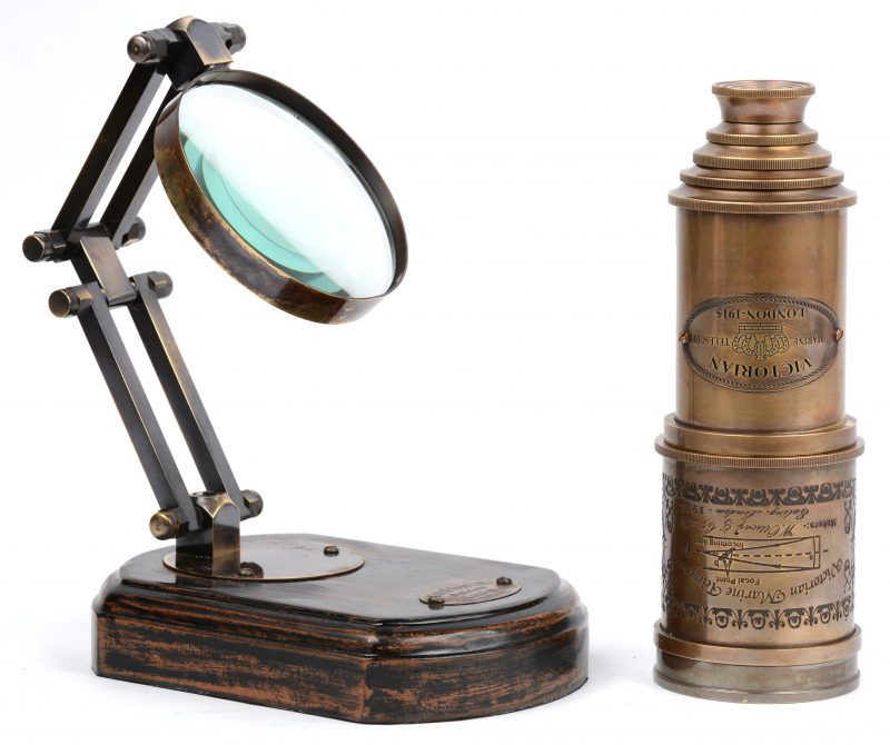 Een replica van een oude verrekijker en een vergrootglas.