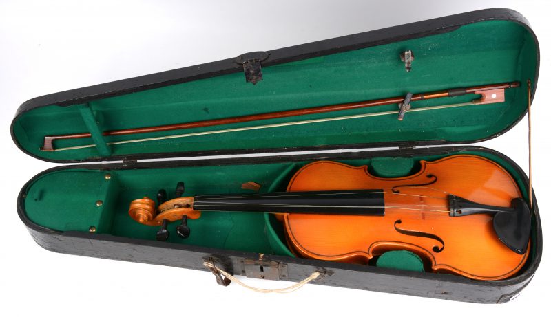 Een Chinese viool met strijkstook in koffer.