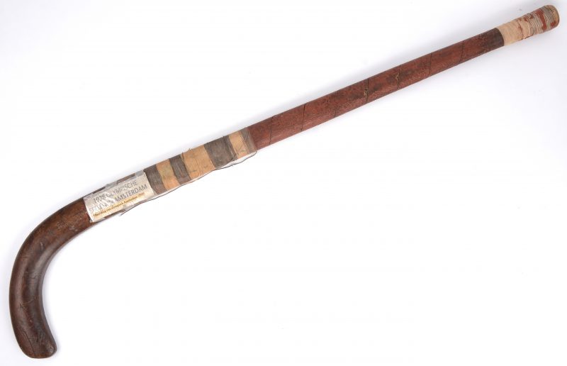 Een oude hockeystick, gebruikt door de Brits- Indische Olympische kampioenenploeg van de zomerspelen te Amsterdam in 1928.