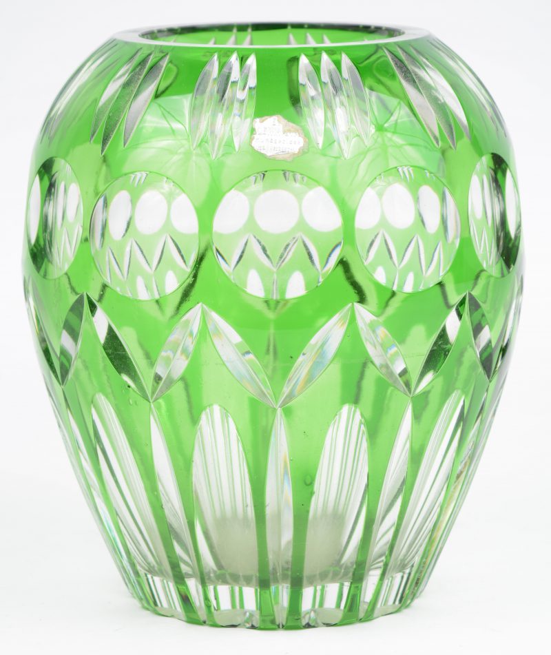 Eironde vaas van geslepen en in de massa groen gekleurd kristal. Gemerkt met label.
