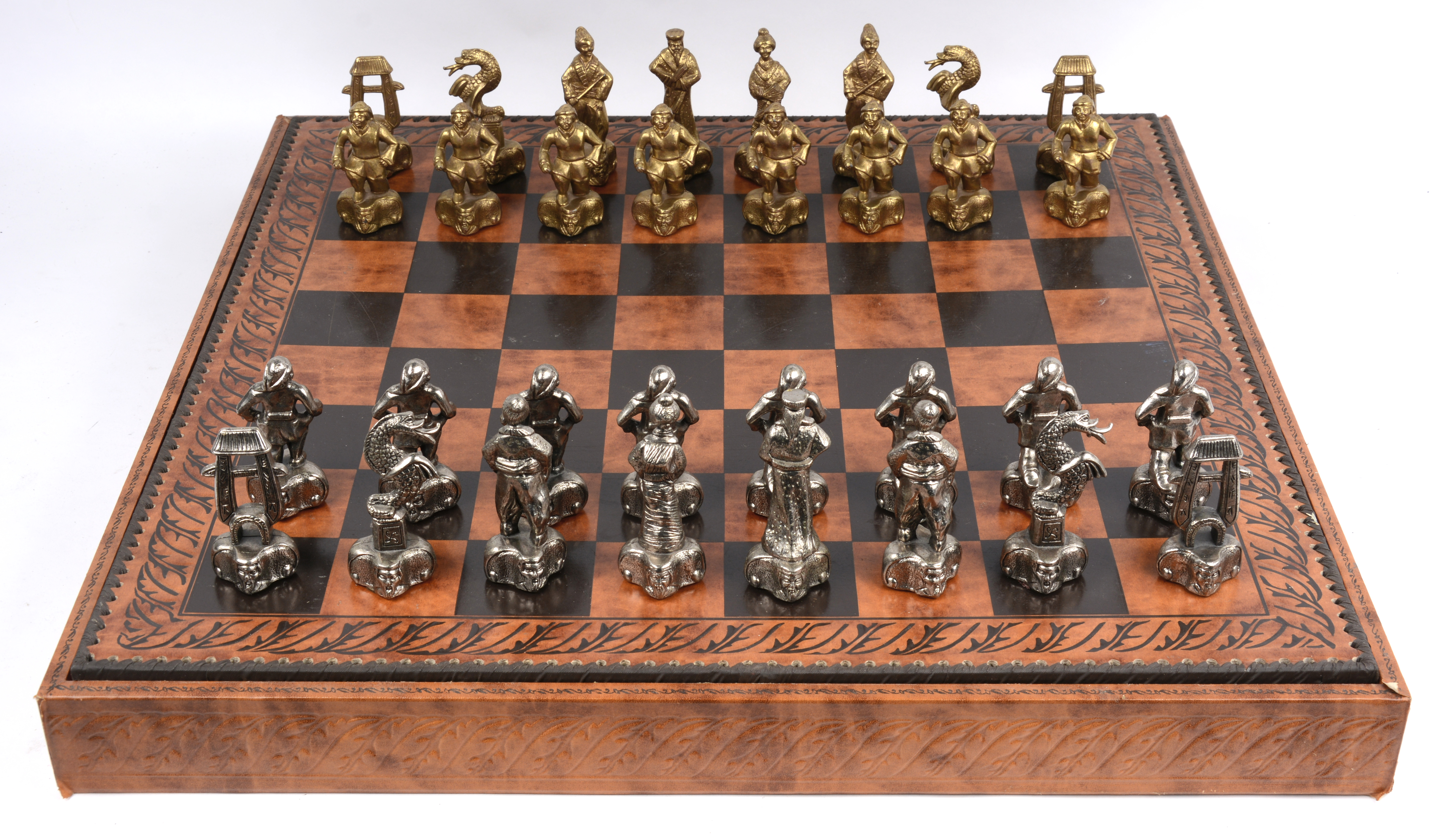 leder bekleed schaakbord met metalen stukken. – Jordaens N.V. Veilinghuis
