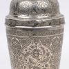 Cocktailshaker van gedreven en geciseleerd zilver versierd met bloemenfriezen rond uitsparingen met personages en vogels. Perzië, Qadjar, begin XXste eeuw. Geen merken gevonden.