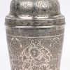 Cocktailshaker van gedreven en geciseleerd zilver versierd met bloemenfriezen rond uitsparingen met personages en vogels. Perzië, Qadjar, begin XXste eeuw. Geen merken gevonden.