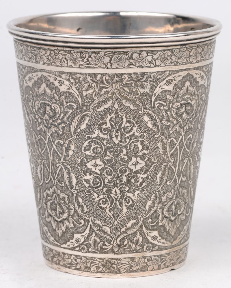 Bekertje van gedreven en geciseleerd zilver versierd met bloemenfriezen en arabesken.  Onderaan gemerkt 840/1000 en makersmerk.