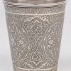 Bekertje van gedreven en geciseleerd zilver versierd met bloemenfriezen en arabesken.  Onderaan gemerkt 840/1000 en makersmerk.