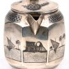 Een suiker-en melkpot en 5 theelepeltjes van geniëlleerd zilver met een decor van landschappen, karavanen en zeilboten. Zonder merken. Mogelijk Egyptisch. Iran, begin XXste eeuw.