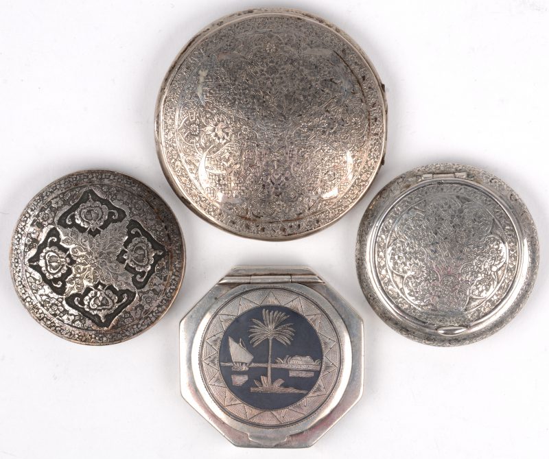 Vier diverse doosjes van massief zilver, geciseleerd of geniëlleerd, waarvan drie poederdoosjes en een andere. Iran en Noord-Afrika, begin XXste eeuw.