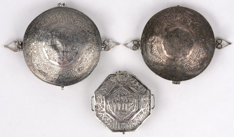 Drie amuletdoosjes van gedreven en geciseleerd zilver. Versierd met teksten en symbolen. Iran, begin XXste eeuw.