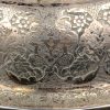 Cocktailshaker van gedreven en geciseleerd zilver versierd met bloemenfriezen rond uitsparingen met personages en vogels. Perzië, Qadjar, begin XXste eeuw. Onderaan gemerkt.