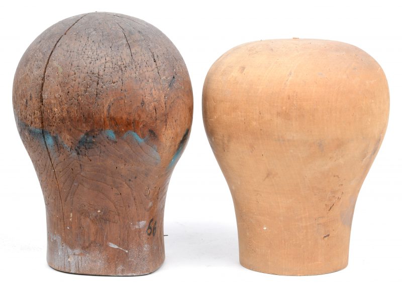 Twee oude houten hoedenvormen.