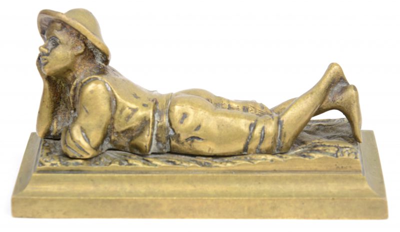 “Liggende jongen met hoed”. Een bronzen beeldje.