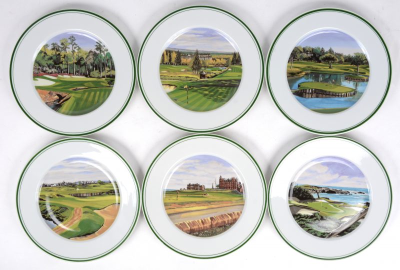 Een reeks van zes porseleinen sierborden met meerkleurige decors van beroemde golfbanen. allen gemerkt en in originele doos.