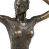 “Danseres”. Een bronzen beeld naar een werk van Chiparus op zwart marmeren sokkel. Met cachet.