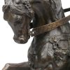 “Emanuel Filibert van Savoye”. Een bronzen beeld op zwart marmeren sokkel naar het monument te Turijn uit 1838, ontwerp van Carlo Marochetti. Met bronsgarantiestempel.