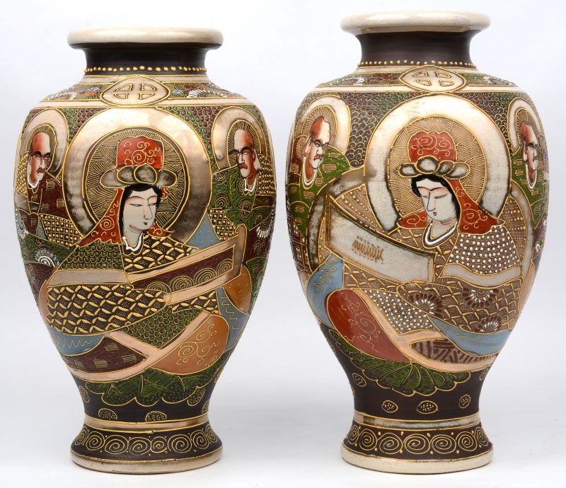 Een paar vazen van Satsuma-aardewerk. Onderaan gemerkt.