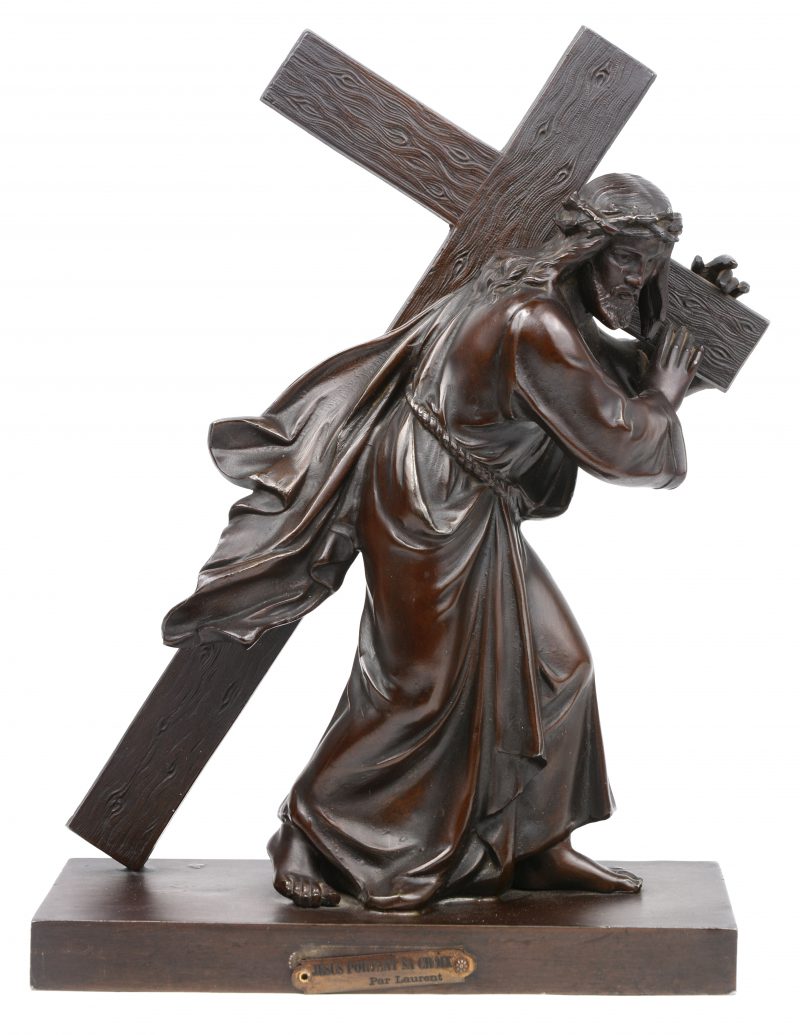 “Christus draagt het kruis”. Een bronzen beeld met bruin patina. Naar een werk van Laurent.