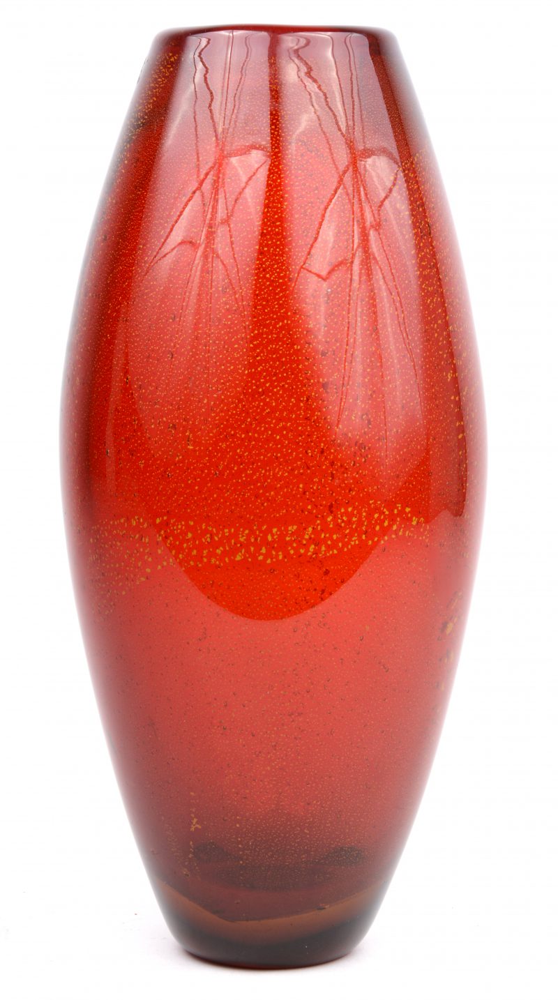 Een vaas van rood muranoglas met gouden inclusies.