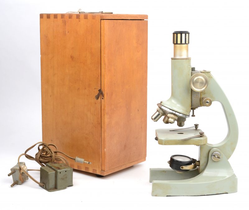 Een microscoop in houten kastje. Jaren ‘50.