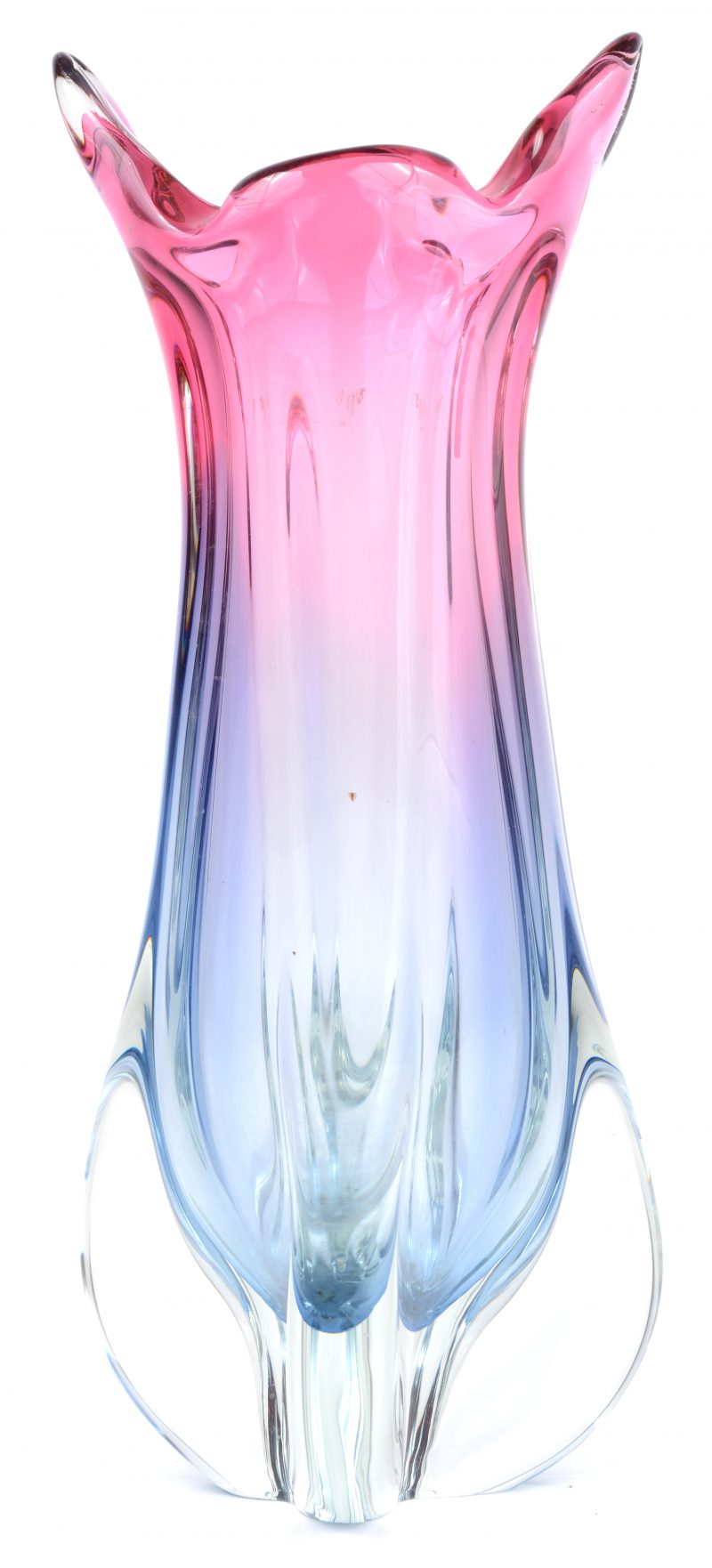 Een kristallen vaas in blauw, over kleurloos overgaand in rood.
