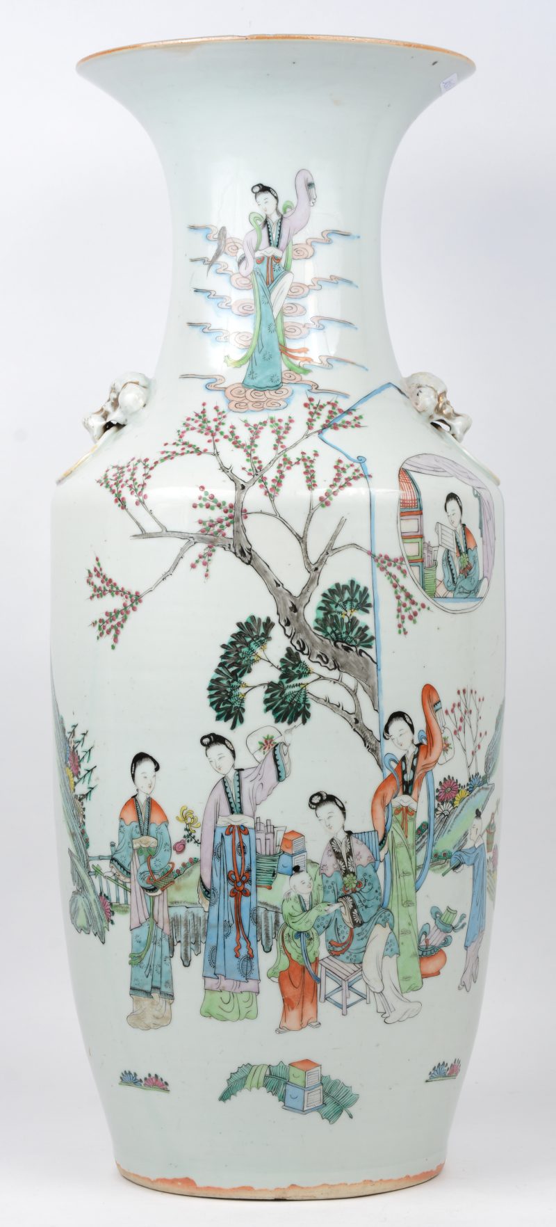 Een balustervaas van Chinees porselein met een meerkleurig decor van een geisha’s in een tuin.
