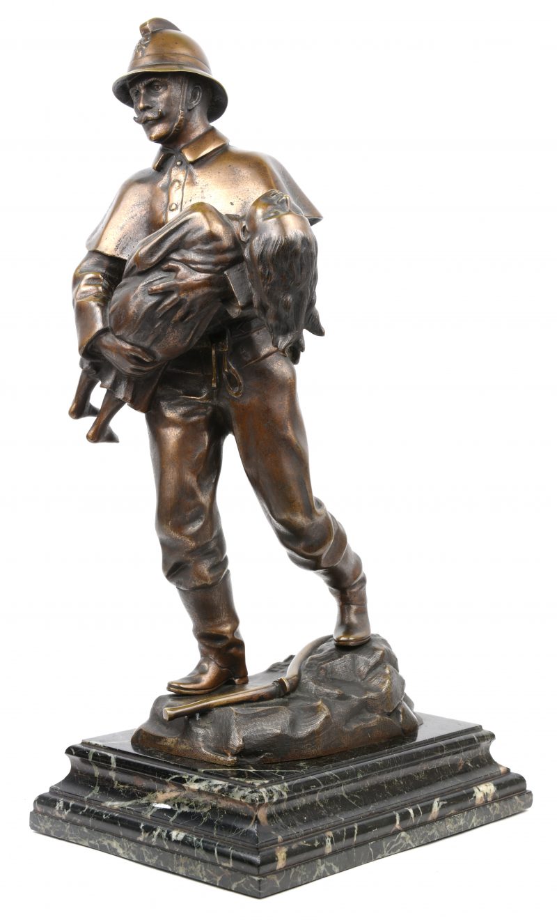 “Brandweerman met gered meisje”. Een bronzen beeld op groen marmeren sokkel. Gesigneerd.
