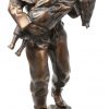 “Brandweerman met gered meisje”. Een bronzen beeld op groen marmeren sokkel. Gesigneerd.