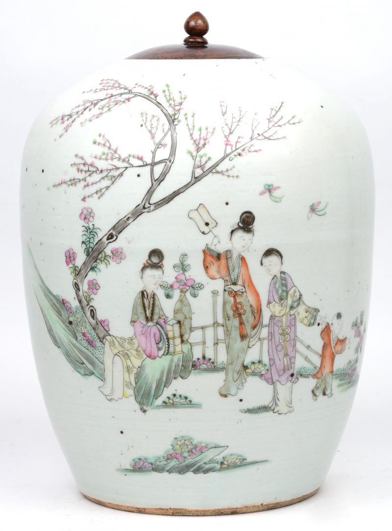 Een gemberpot van Chinees porselein met een meerkleurig decor van Geisha’s en kinderen en met een houten deksel.