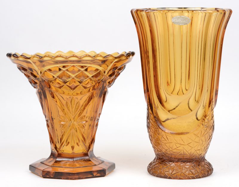 Een vaas en een pique-fleurs van amberkleurig glas. Gemerkt.