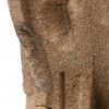 Een boeddha-hoofd van zandsteen in Khmer-stijl, Cambodia. Op sokkel.