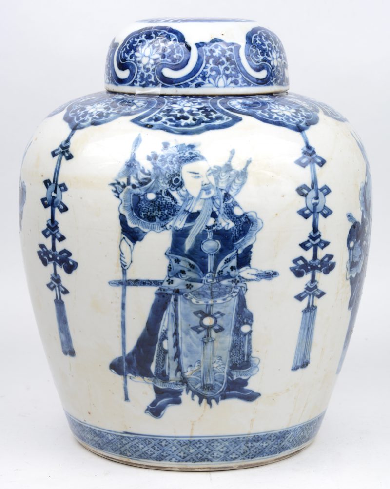 Een gemberpot van Chinees porselein met blauw op wit deor van personages.