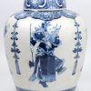 Een gemberpot van Chinees porselein met blauw op wit deor van personages.