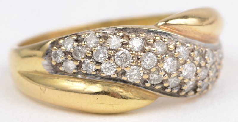 Een 18 K geelgouden ring bezet met een briljanten met een gezamenlijk gewicht van +- 0,40 ct.