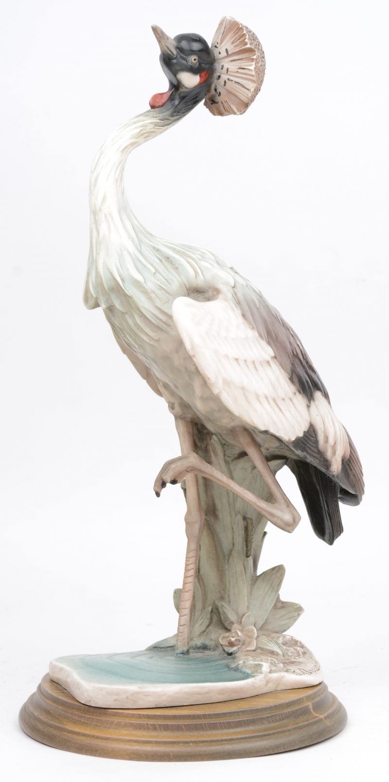 Een meerkleurig kunststoffen kraanvogel naar ontwerp van Guiseppe Armani.