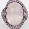 Een 18 K wit gouden ring bezet met roze saffieren en met een gezamenlijk gewicht van +- 2,50 ct. en roze maansteen van +- 12 ct.