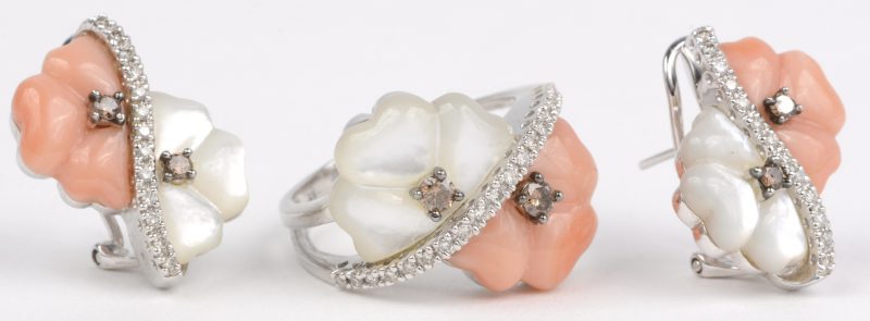Een 14 K wit gouden ring met bijpassende oorbellen bezet met briljanten en cognac kleurige diamanten met een gezamenlijk gewicht van +- 1 ct. en bloemvormige parelmoer en koraal.