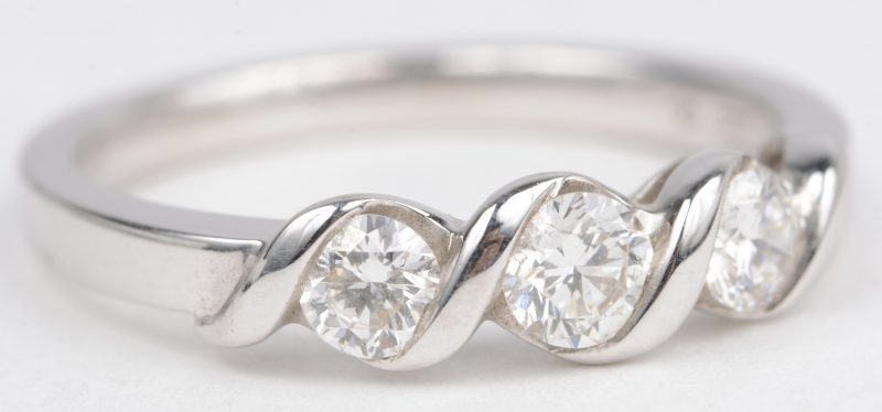 Een 18 K witgouden ring bezet met een briljanten met een gezamenlijk gewicht van +- 0,50 ct.