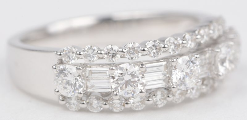 Een 18 K witgouden ring bezet met briljanten en diamant baguetten met een gezamenlijk gewicht van +- 0,82 ct. FVVS1.