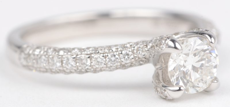 Een 18 K witgouden ring bezet met briljanten met een gezamenlijk gewicht van +- 1,11 ct. GVS1.