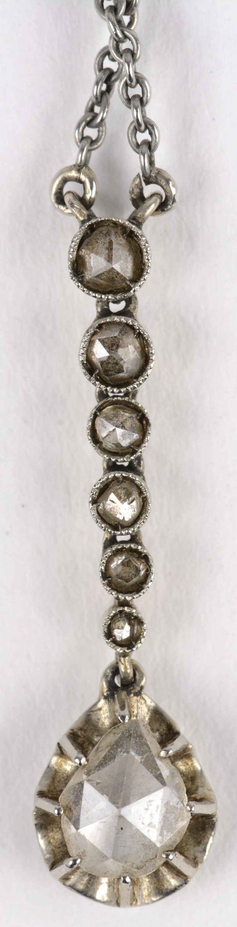 Een 18 K witgouden ketting met hanger bezet met diamant oude slijp met een gezamenlijk gewicht van +- 0,40 ct.
