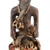 Tchokwe beeld van een stamhoofd, deels bekleed met luipaardvel, veren en attributen.