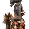 Tchokwe beeld van een stamhoofd, deels bekleed met luipaardvel, veren en attributen.