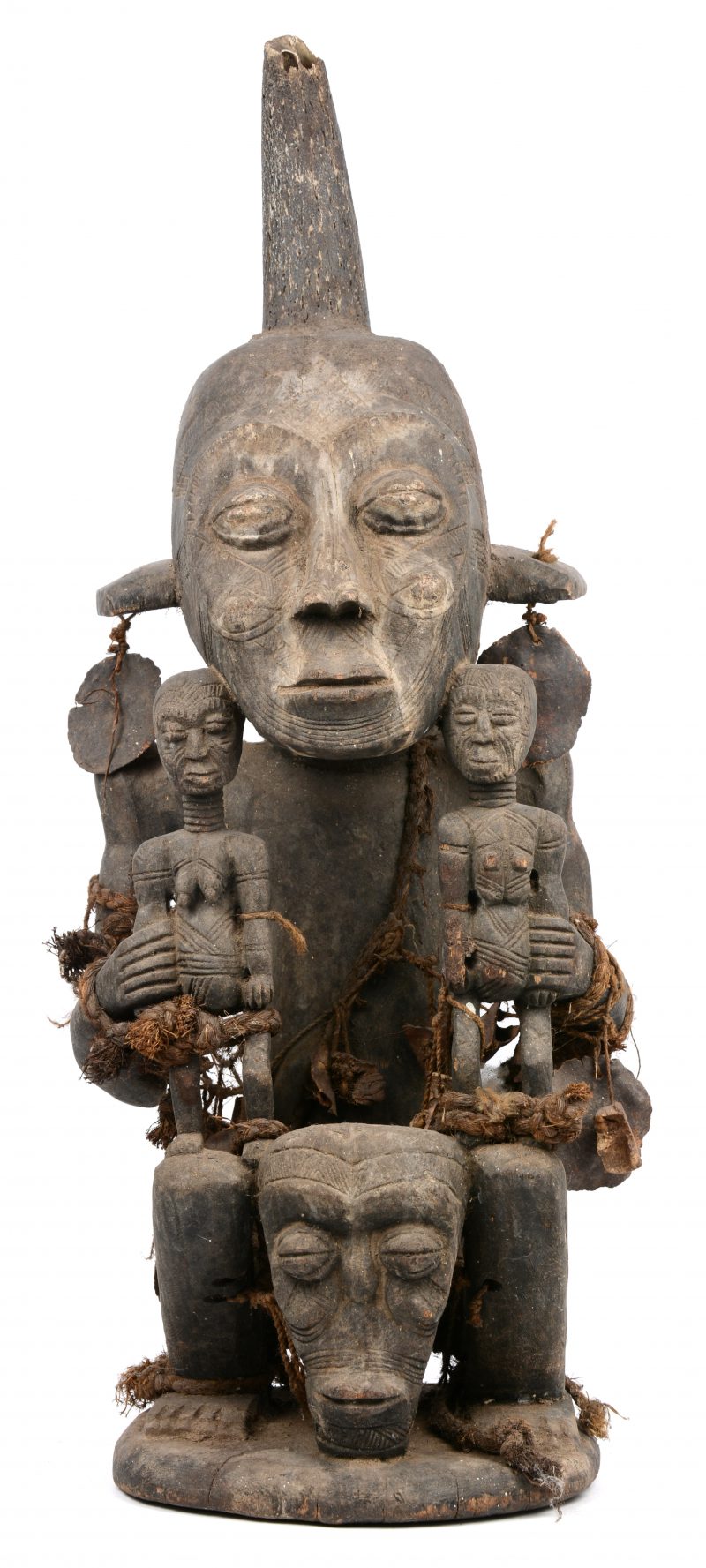 Songye beeld van een fetisj met een kleine man en vrouw en een masker tussen de knieën. DRC.